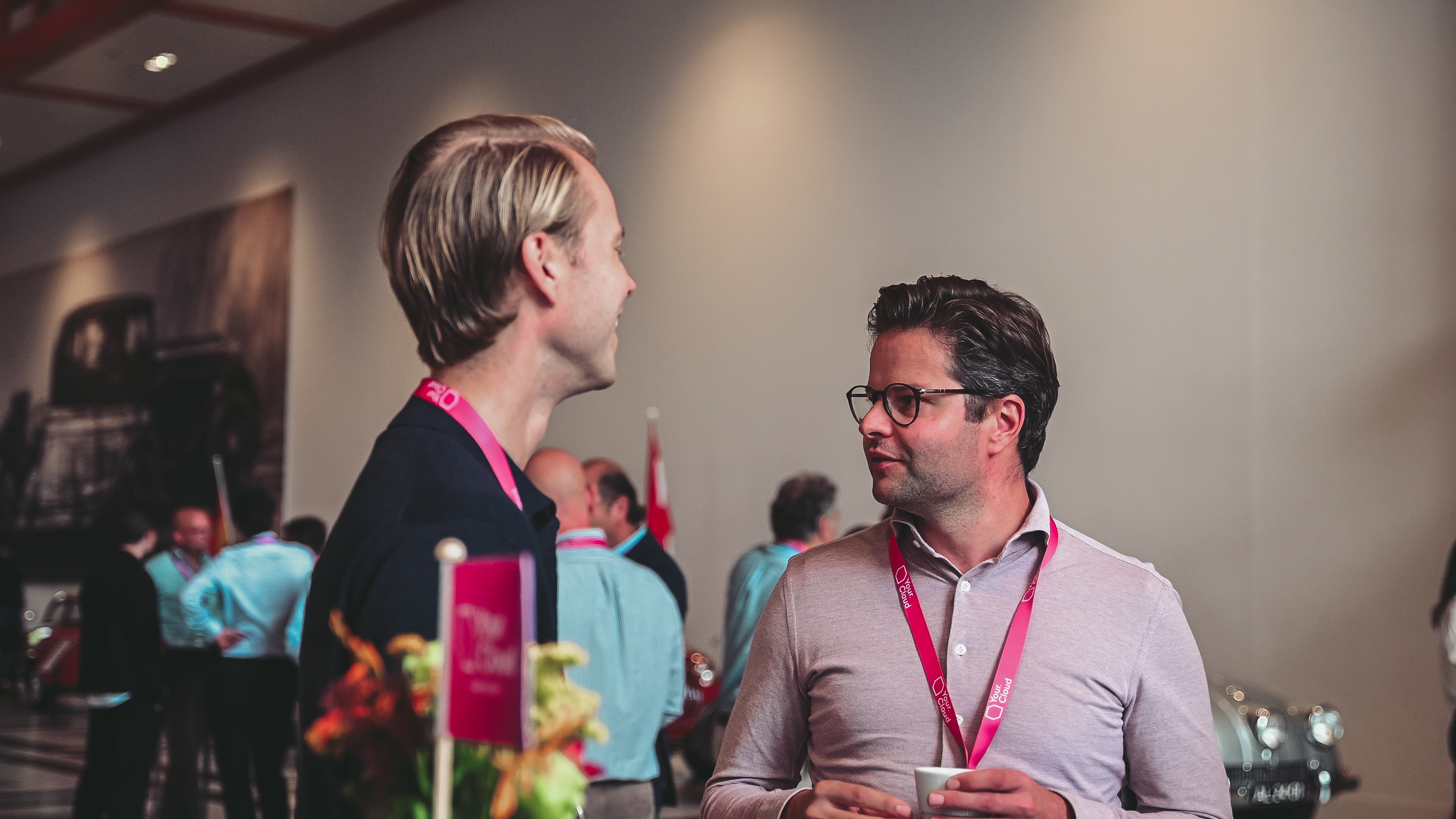 Two Your.Cloud leaders in conversation over coffee